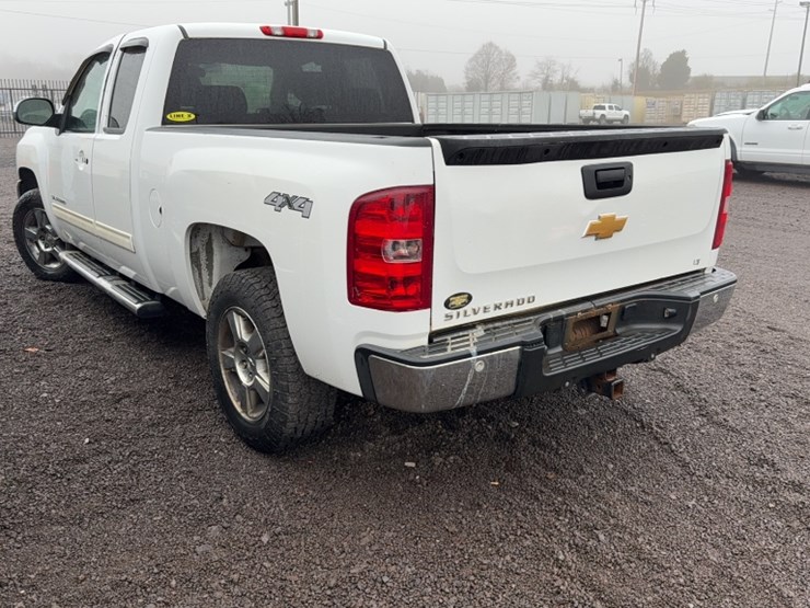 #3018-•-2013-chevy-silverado-pickup-truck-image-9