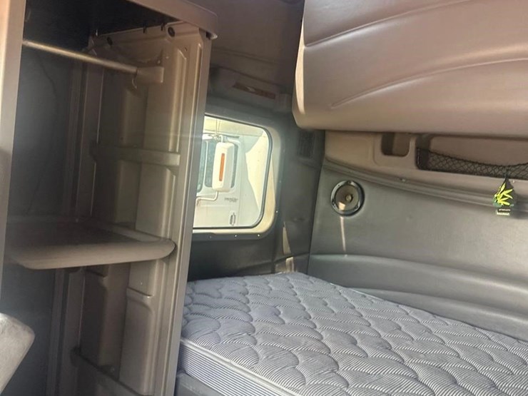 2010-peterbilt-387-image-23