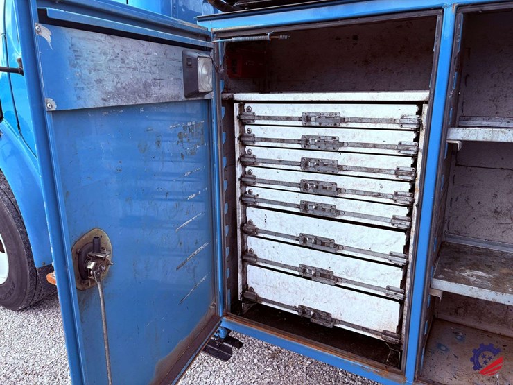 2009-freightliner-m2-106-image-37