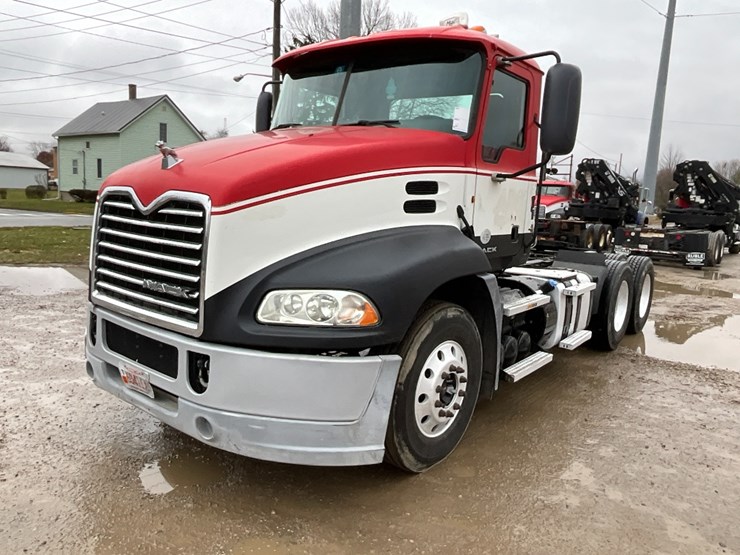 2012-mack-cxu613-day-cab-image-2