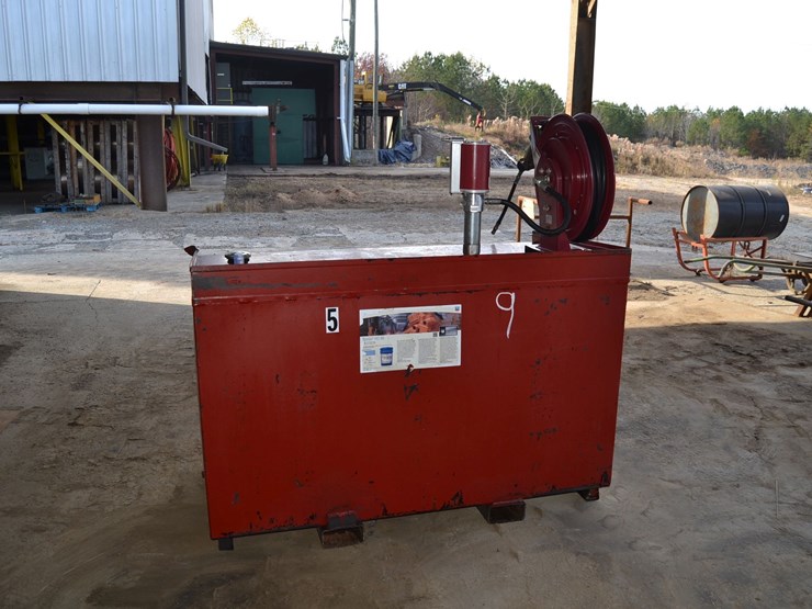 approx-200-gallon-hydraulic-oil-tank-w/-hose-reel-&-air-pump-image-1