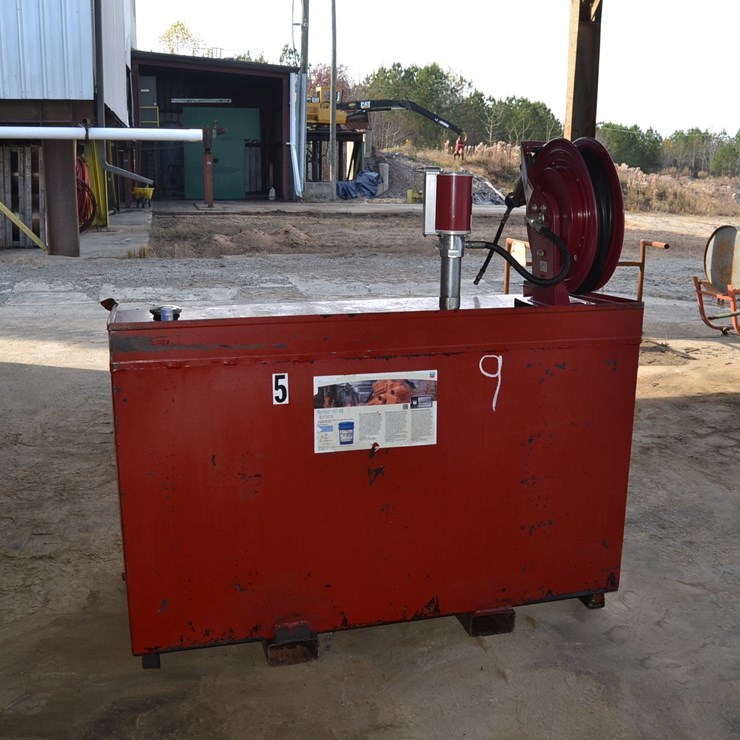 APPROX 200 GALLON HYDRAULIC OIL TANK W/ HOSE REEL & AIR PUMP