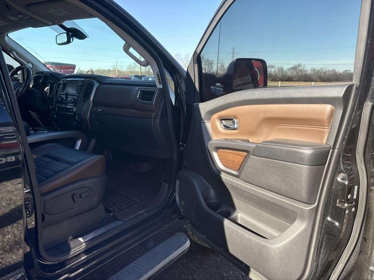 2016-nissan-titan-image-19