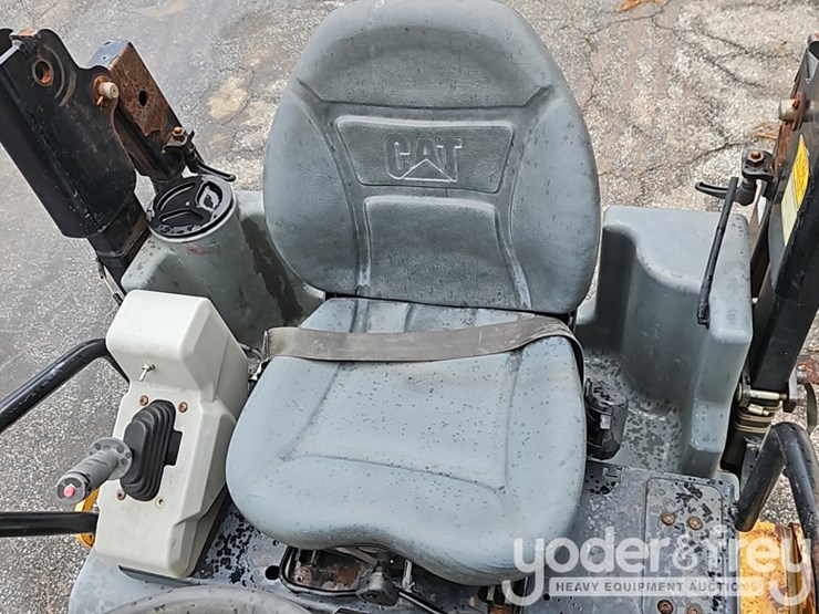 2015-caterpillar-cb24b-image-22