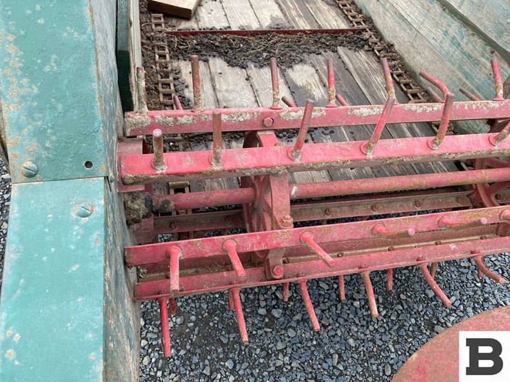 oliver-superior-vintage-manure-spreader-image-19