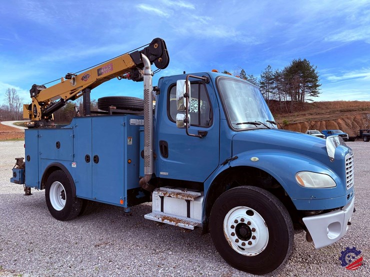 2009-freightliner-m2-106-image-10