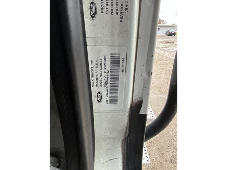 2013-mack-cxu613-day-cab-image-24