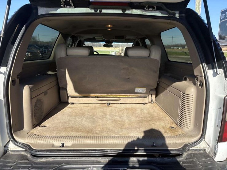 2005-chevrolet-suburban-image-16