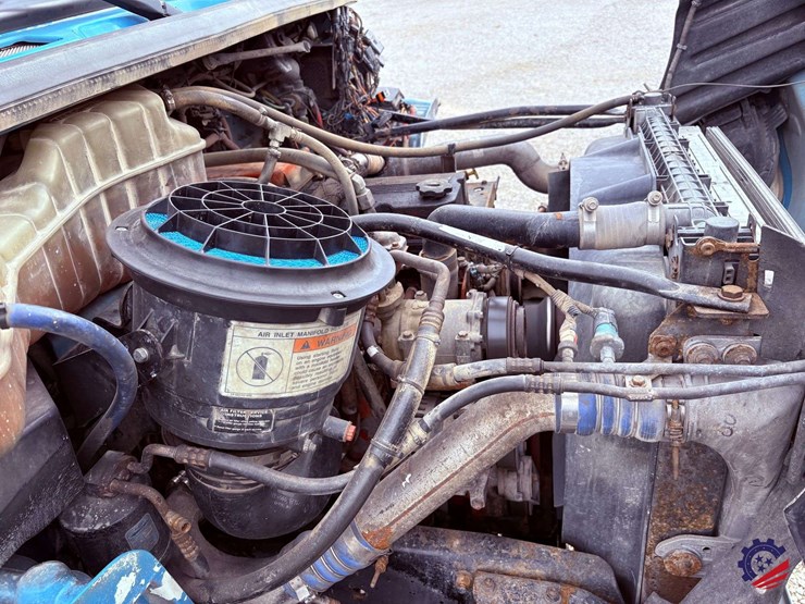 2009-freightliner-m2-106-image-30