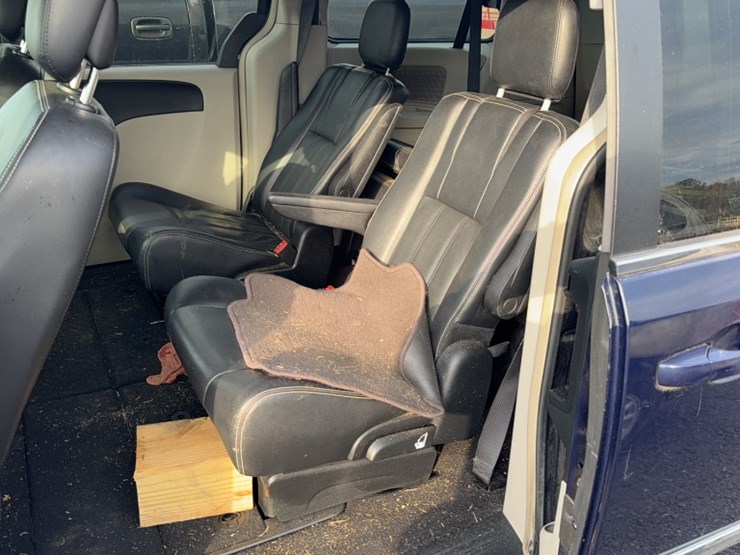 2014-chrysler-town-&-country-image-13