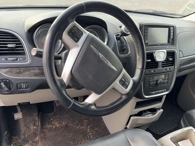 2014-chrysler-town-&-country-image-17