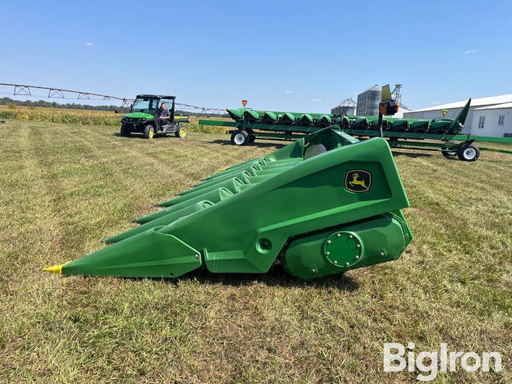 2021-john-deere-c8r-image-8