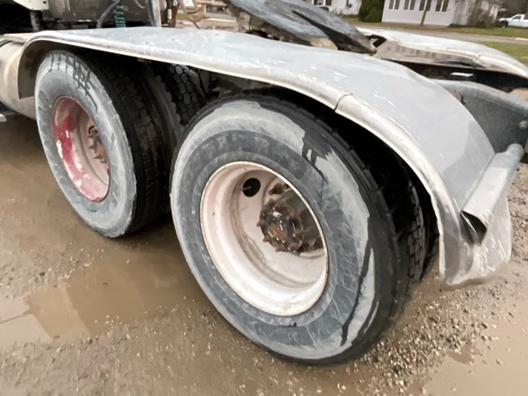 2006-freightliner-cl120-day-cab-image-14