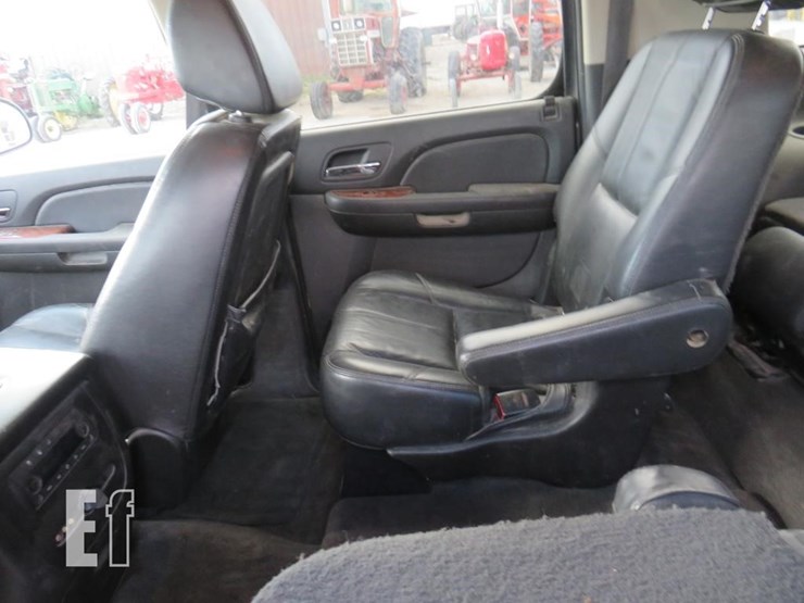 2008-chevrolet-suburban-image-12