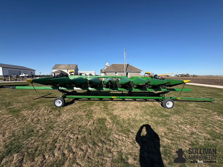 2022-john-deere-c8r-image-4