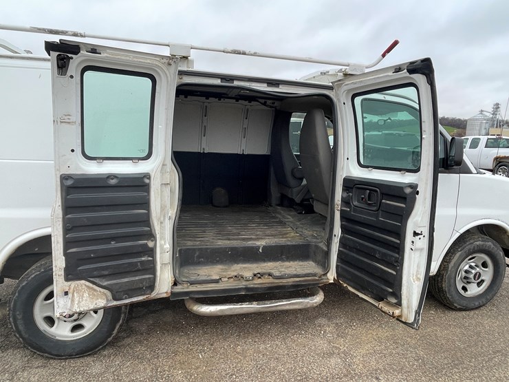#1064-•-2012-gmc-savana-1-ton-van-(has-wi-title)-image-37