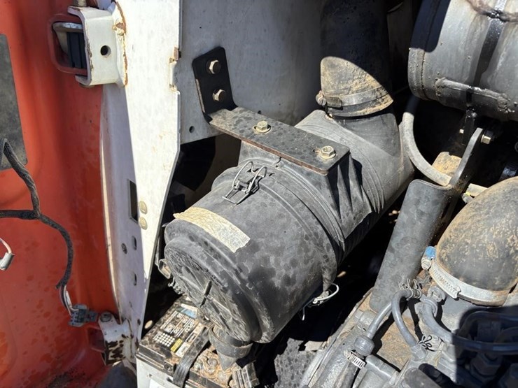 2013-bobcat-t550-image-35