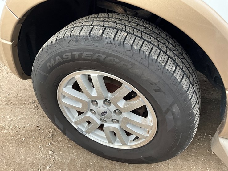 2014-ford-expedition-xlt-image-15