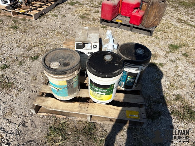 misc-pallet-of-john-deere-fluids-image-3