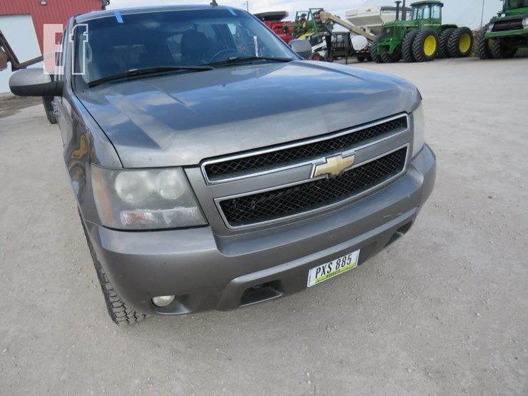 2008-chevrolet-suburban-image-3