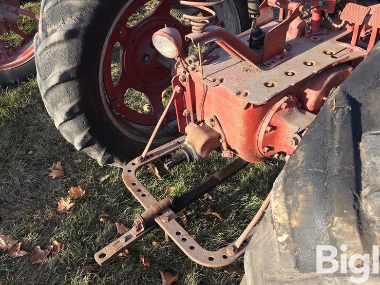 1952-farmall-h-2wd-tractor-image-9