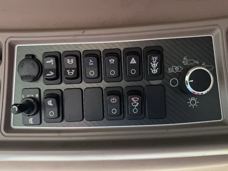 2018-case-ih-8240-image-152