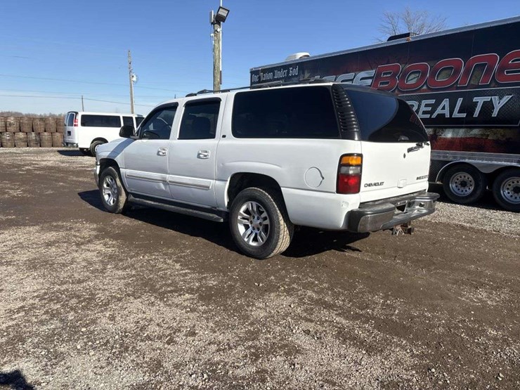 2005-chevrolet-suburban-image-3