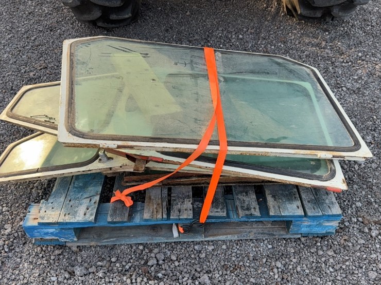 #3049-•-allis-chalmers-tractor-image-9