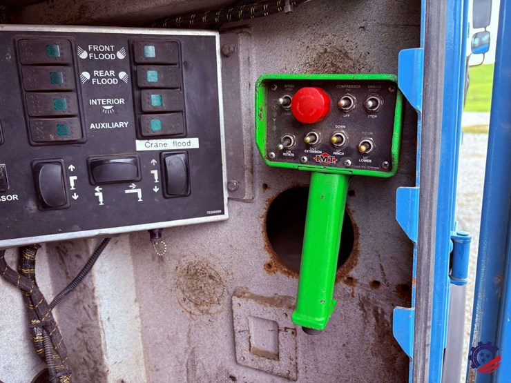 2009-freightliner-m2-106-image-63