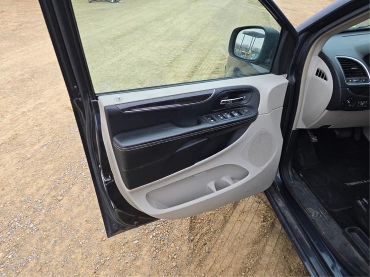 2013-chrysler-town-&-country-image-18