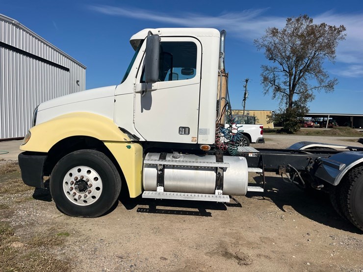2007-freightliner-cloumbia-120,450-hp-mercedes,-10-speed,-good-rubber,-11r-22.5-tires-on-budd-wheels,-cold-ac,-clean-clean-truck,-779,000-miles,-image-3