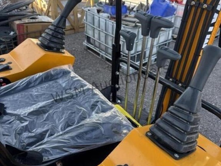 2025-miva-15-mini-excavator-image-8