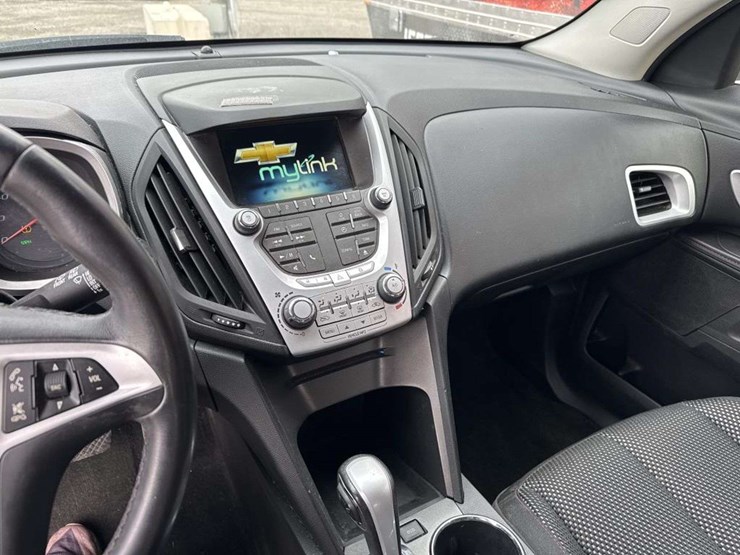 2015-chevrolet-equinox-lt-image-16