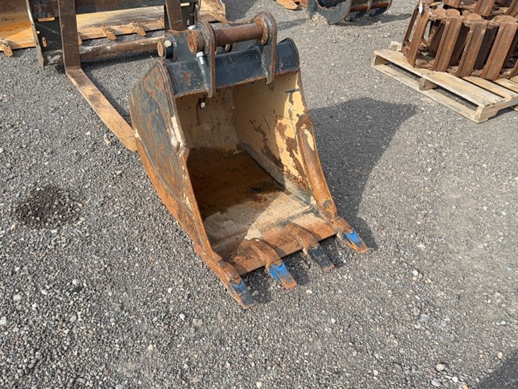 #2000-•-bobcat-24"-excavator-bucket-image-1