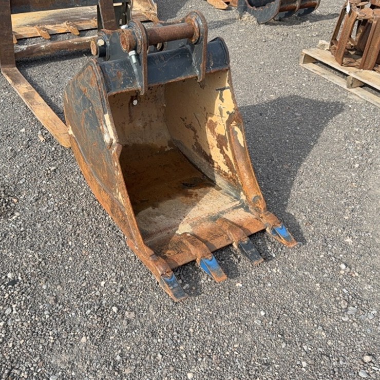 #2000 • BOBCAT 24" EXCAVATOR BUCKET