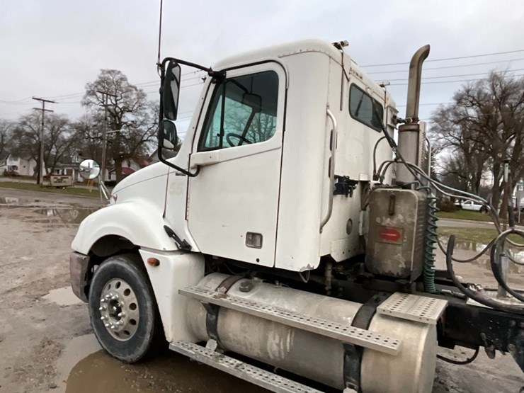 2006-freightliner-cl120-day-cab-image-16