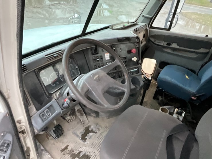 2006-freightliner-cl120-day-cab-image-20