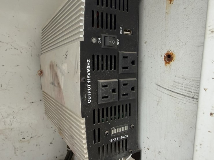 #1837-•-2011-ram-5500-4x4-flatbed-truck-image-28