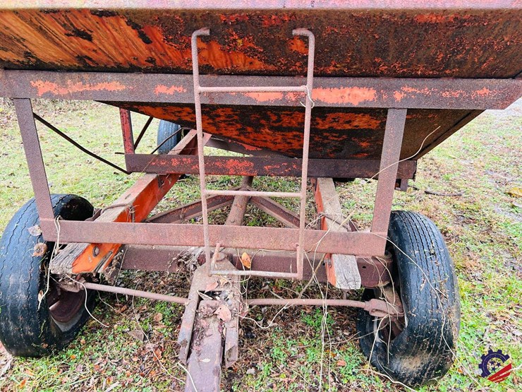 gravity-flow-grain-wagon-on-perfection-running-gear-image-12