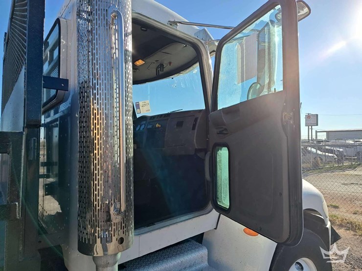 2015-peterbilt-348-image-14