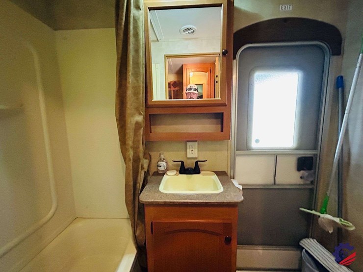 2011-keystone-hornet-platinum-31rbds-t/a-camper-trailer-image-94