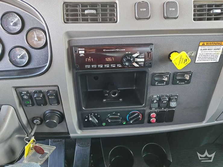 2016-peterbilt-337-image-41