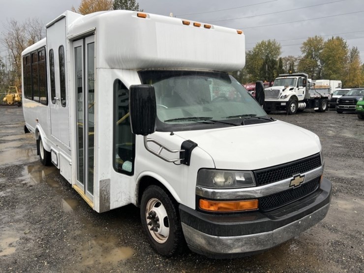 2014-chevrolet-express-paratransit-bus-image-2