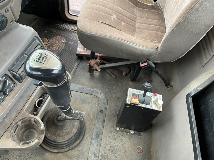 #1061-•-2004-mack-cx613-tandem-axle-day-cab-semi-tractor-(has-wi-title)-image-34