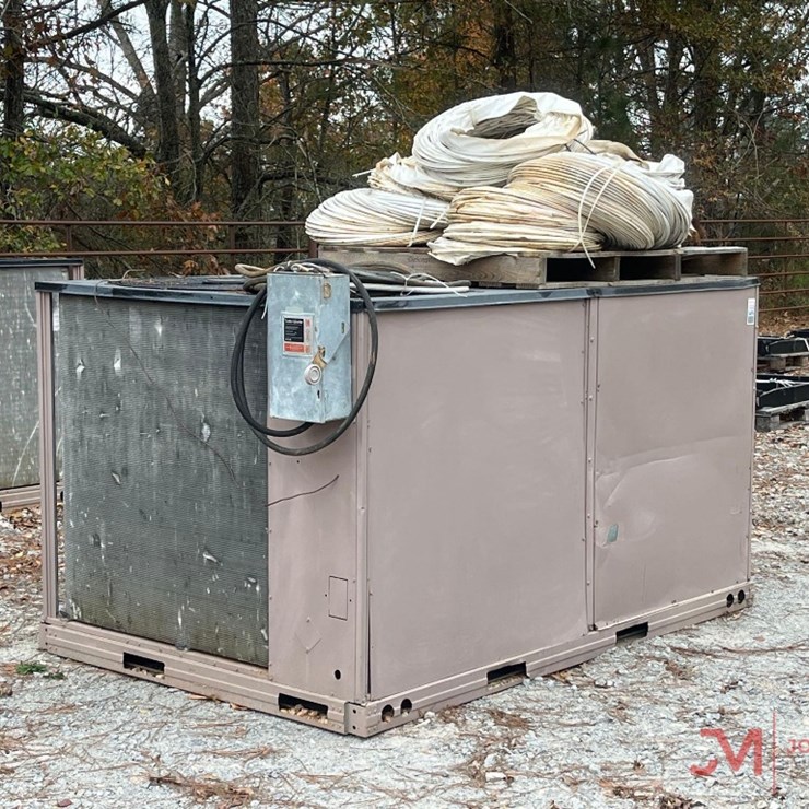 COMMERCIAL AC UNIT W/ FLEX DUCT