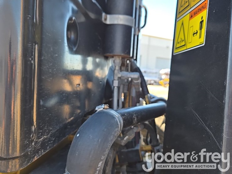 2016-caterpillar-120m2-image-131