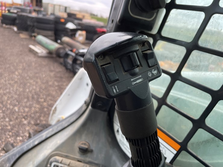 2015-bobcat-s590-image-26