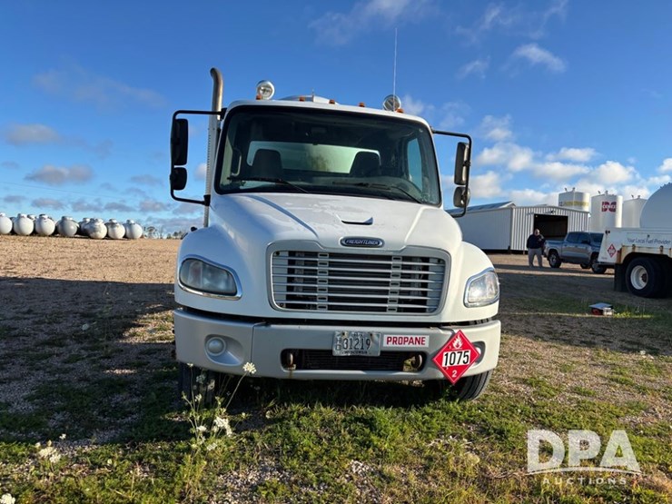 2005-freightliner-business-class-lp-bobtail-truck-(dr12590-unit-6501)-image-19
