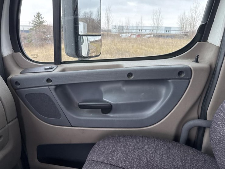 #1481-•-2015-freightliner-cascadia-day-cab-truck-tractor-image-34