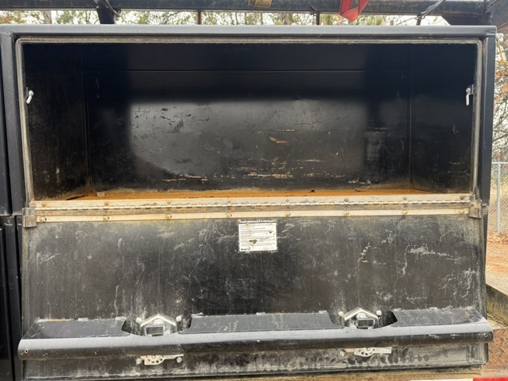 #1837-•-2011-ram-5500-4x4-flatbed-truck-image-21